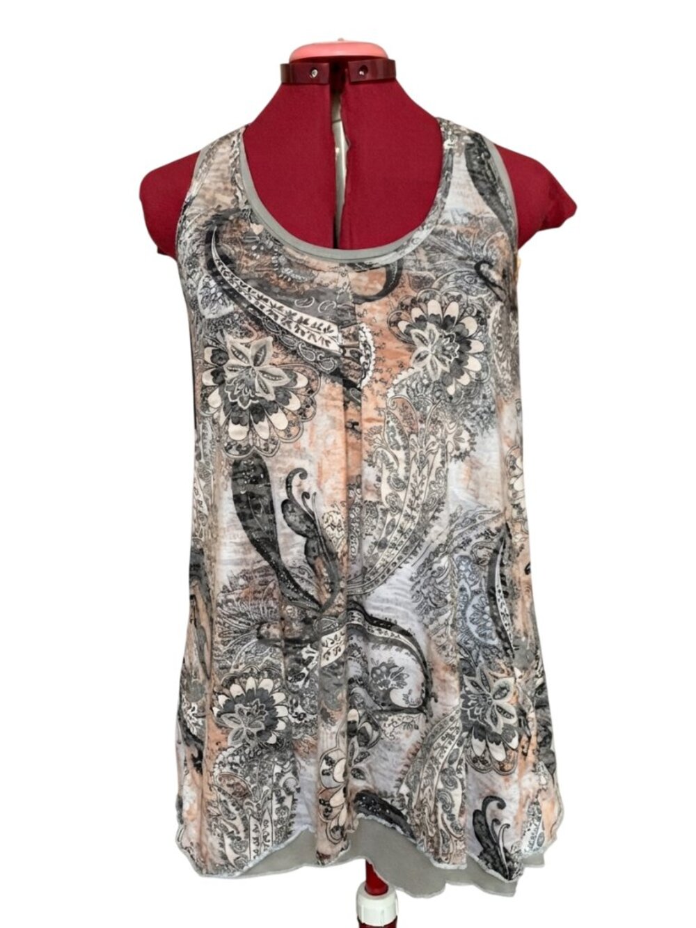 CHA CHA VENTE- Long Gray Layered Paisley Racerback Tank Top – Size Medium